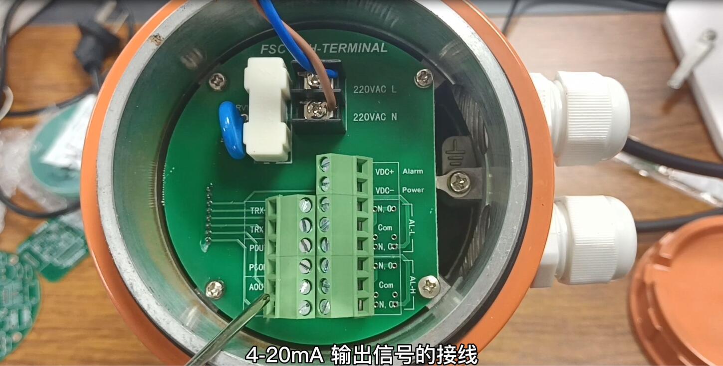 電磁流量計安裝示意圖(分體式電磁流量計接線教程)(圖1) 電磁流量計輸出信號線與電源線接法演示