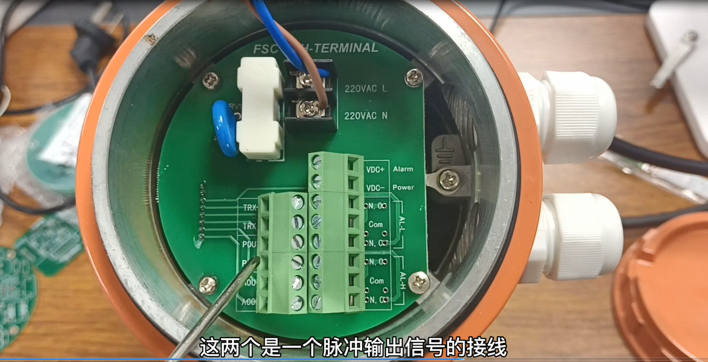 電磁流量計安裝示意圖(分體式電磁流量計接線教程)(圖3) 電磁流量計輸出信號線與電源線接法演示
