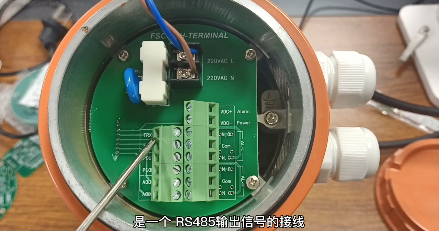 電磁流量計安裝示意圖(分體式電磁流量計接線教程)(圖2) 電磁流量計輸出信號線與電源線接法演示